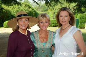 Tania Mallet, Britt Ekland and Maud Adams in Pinewood's beautiful gardens